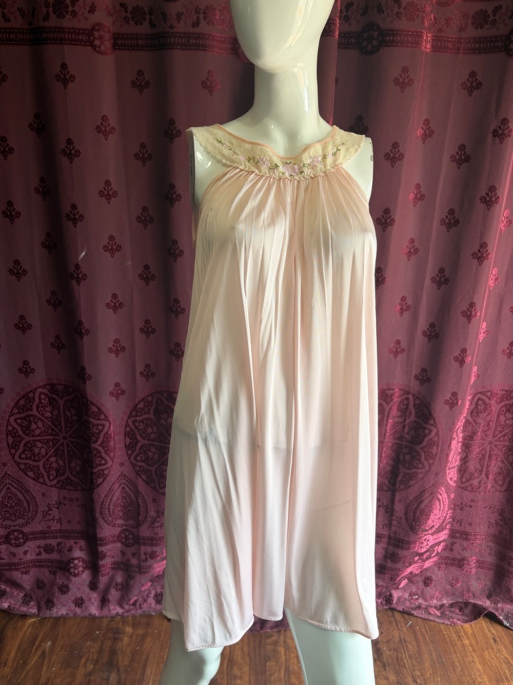 Vintage Lorraine Light Pink Sleeveless Floral Embroidery Nightgown Size Small